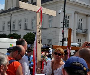 15. rocznica katastrofy smoleńskiej. Burzliwa historia krzyża sprzed Pałacu Prezydenckiego