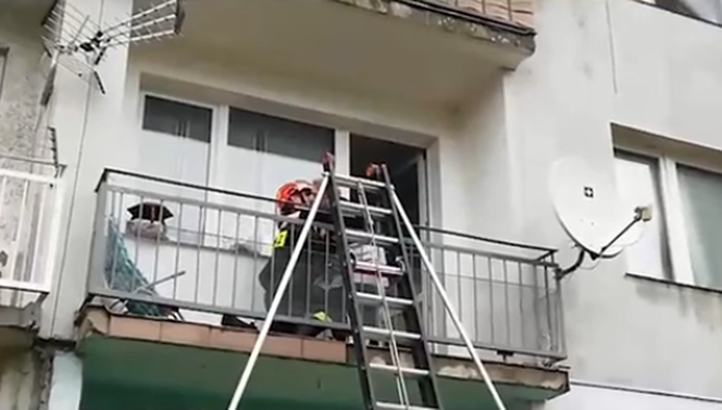 Wysoka: Przyjechał na sygnale do ukochanej. Wszedł na balkon i padł na kolana [WIDEO]