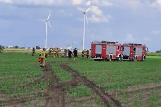 Awionetka dachowała w polu. 79-latek wyszedł bez szwanku. „To był cud” [ZDJĘCIA]