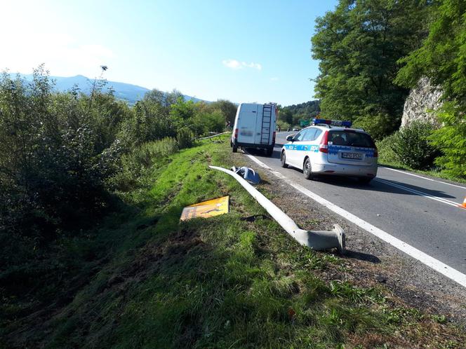 O krok od tragedii w Naszacowicach. Opel uderzył w latarnię i zatrzymał się na skarpie