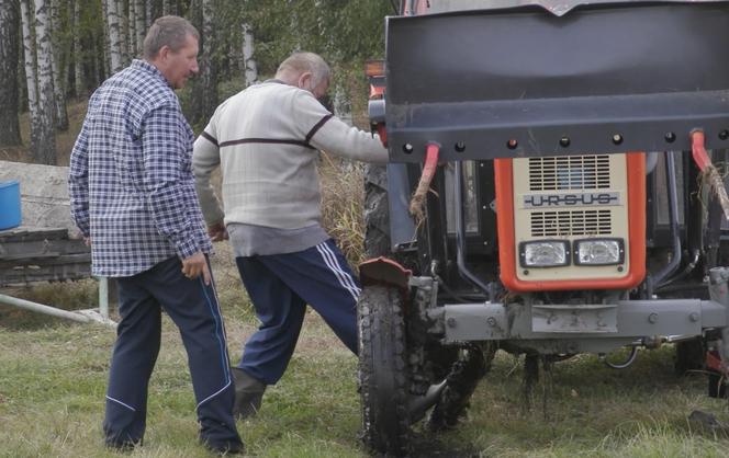 Rolnicy. Podlasie. Andrzej wyciąga traktor z błota