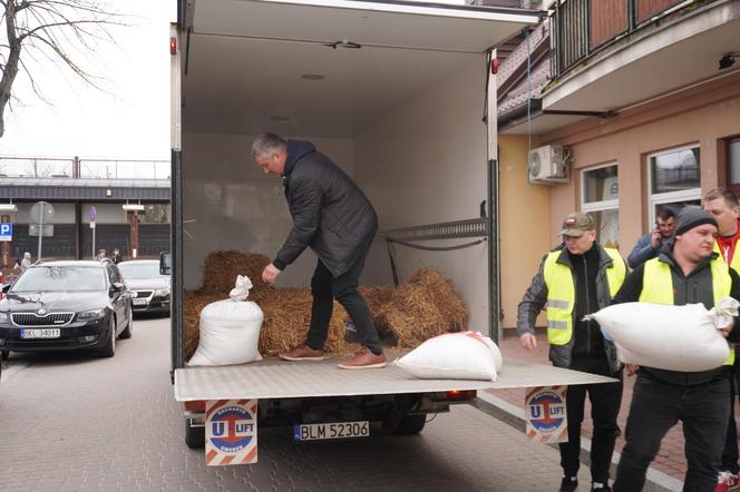 Protest rolników w Białymstoku. Siano i obornik przed biurem marszałka Hołowni