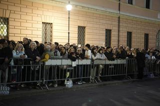 Dziesiątki tysięcy wiernych w Watykanie. Ogromna kolejka do trumny papieża