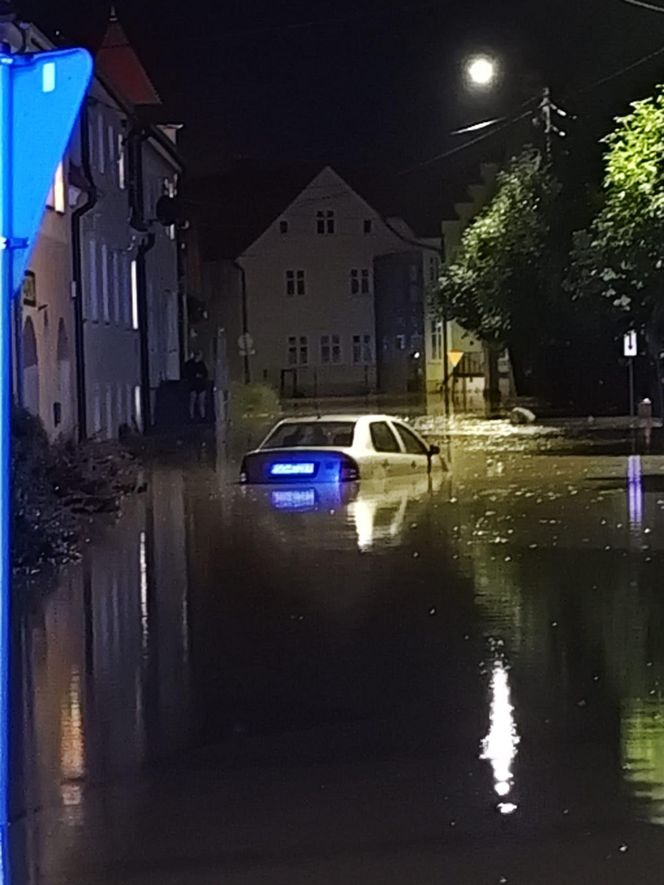 Zalane ulice, woda w budynkach. Dramatyczna sytuacja w Suchaczu i Tolkmicku