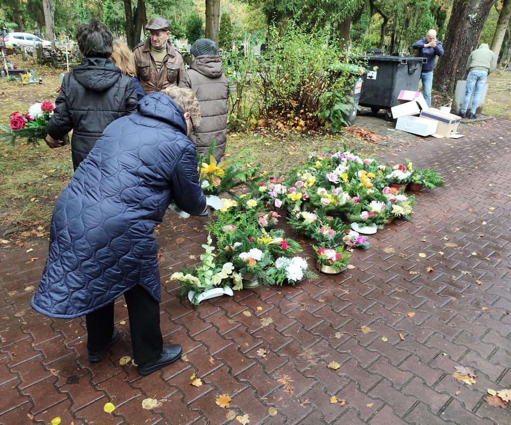 Seniorzy z Koszalina zrobili i przywieźli na opuszczone groby stroiki