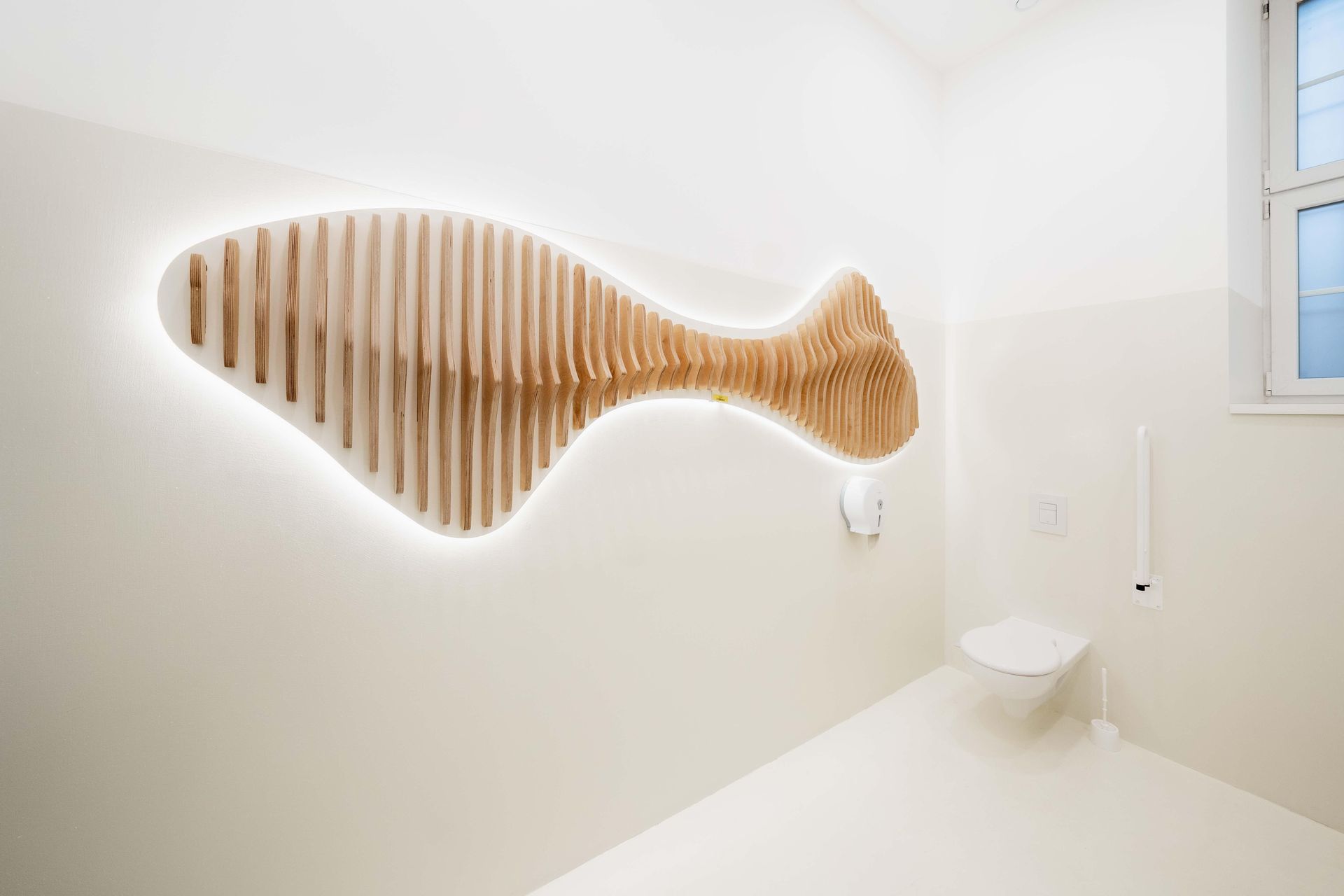 Galeria pod Plafonem i strefa wejściowa Dolnośląskiej Biblioteki Publicznej na rynku