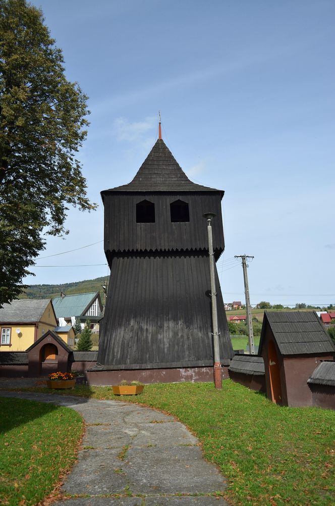 To niewielka małopolska wieś. Kiedyś przechodziła przez nią słynna galicyjska kolej 