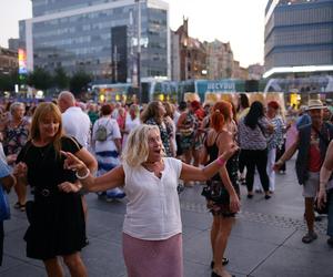 Potańcówka przed Teatrem Śląskim w Katowicach