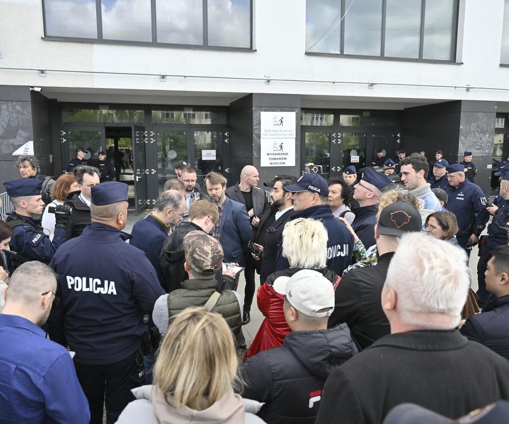 Komornicy na Modlińskiej. Nerwowe starcie przy hali na Białołęce. Ostry konflikt kupców z zarządcą hali