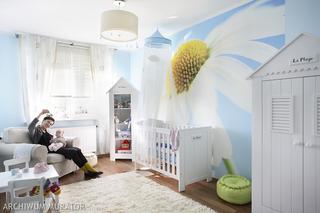 Pokój niemowlaka: pokój dla dziewczynki w stylu skandynawskim