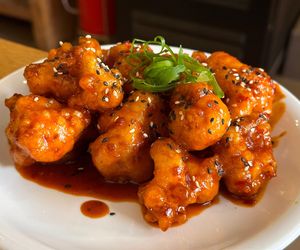 Chrupiący kalafior w pikantnej glazurze. Wegetariański obiad w stylu azjatyckim