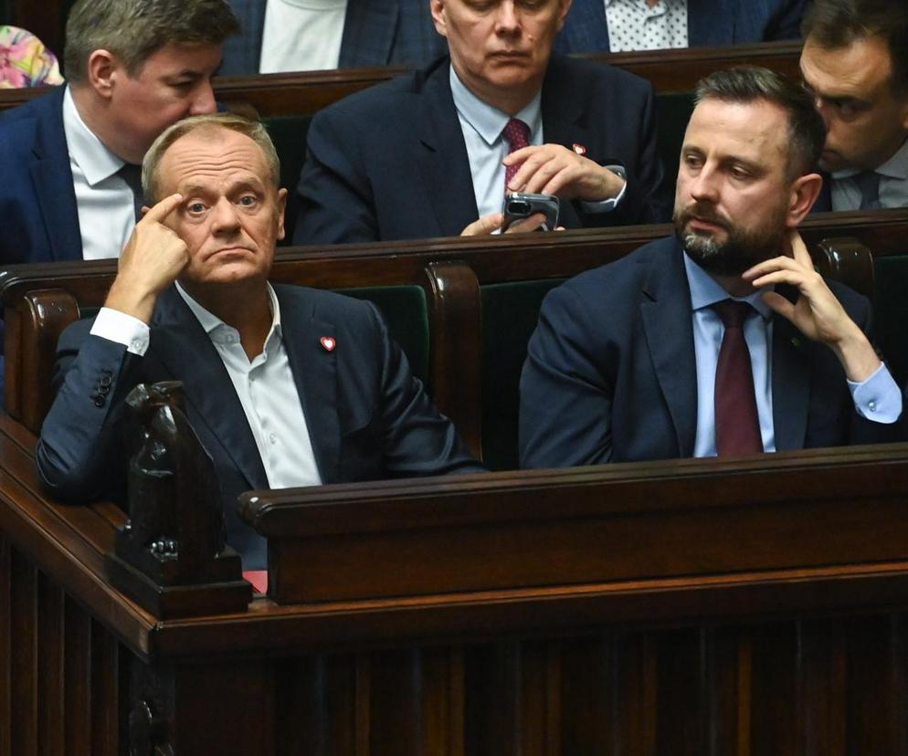 Dwóch posłów KO zawieszonych i pozbawionych funkcji. Tusk reaguje na przegrane głosowanie