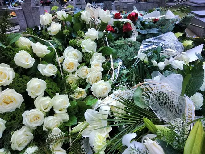 Tragedia w Salisbury. Zamordowane kobiety pochowane w Tarnowie. Grobu nie widać spod kwiatów