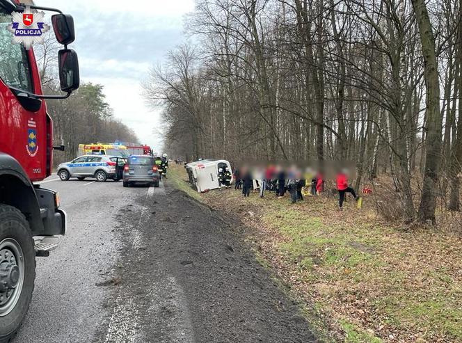 Łopiennik Podleśny. Groźny wypadek autokaru na DK 17. Wśród rannych dzieci