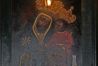 Kraków. Rzucił kamieniem w obraz Matki Boskiej w Bramie Floriańskiej. Grozi mu więzienie
