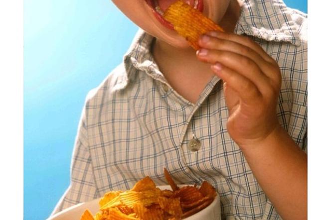 Dziecko, chipsy, niezdrowa dieta
