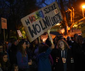 Lex Czarnek 2.0: Kilkaset osób protestuje przed Sejmem! 