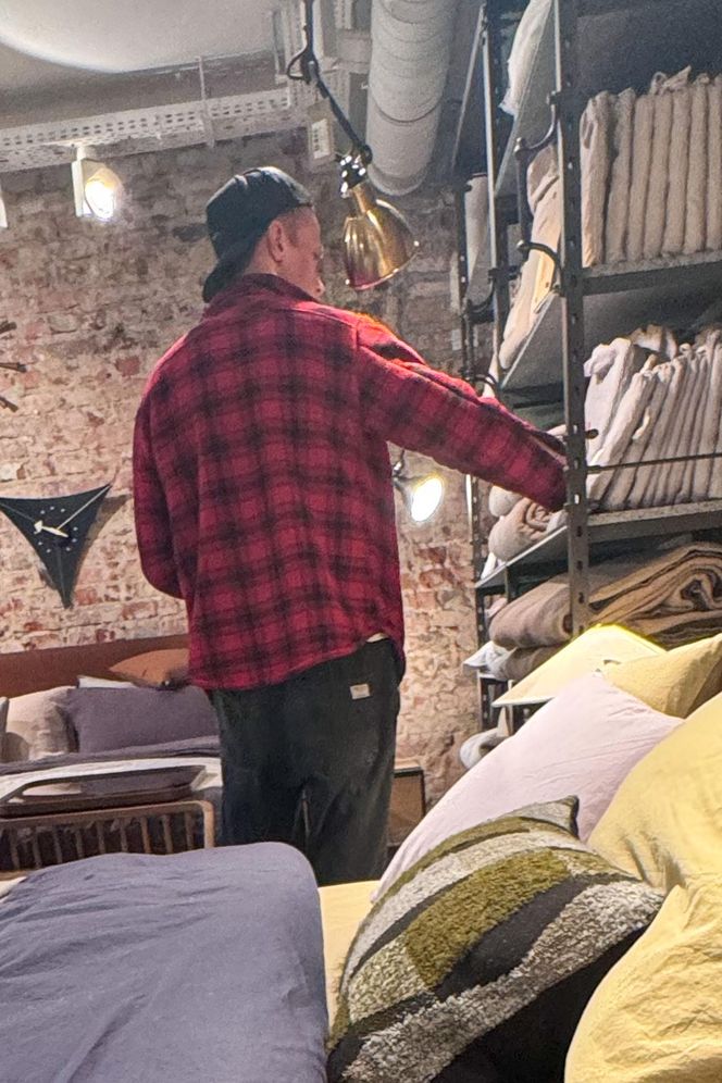 Maciej Zakościelny głaszcze kołdrę po rozwodzie