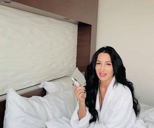 Justyna Steczkowska chwali się nagraniem z łóżka. Jej ciało zakrywa tylko szlafrok!