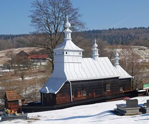 To jedna z najpiękniejszych cerkwi w Małopolsce. Znajduje się w malowniczej wsi 