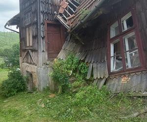 Zabytkowa drewniana plebania w Dydni popada w ruinę