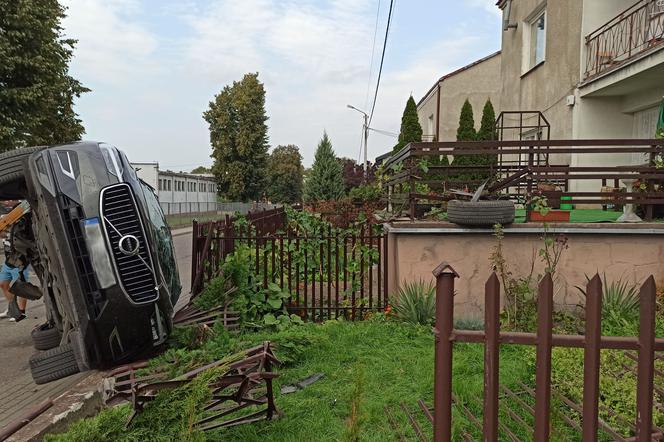 Kierująca Volvo zmiotła Opla z drogi i wylądowała na płocie posesji