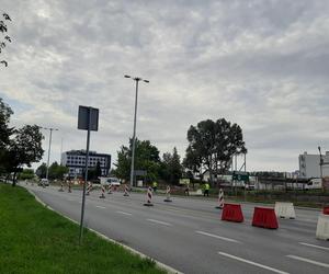 Poślizg na ważnej arterii Olsztyna. Przedłuży się remont ulicy Pstrowskiego