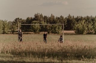 Elements debiutują dryfującym singlem Jak rzeka. Eklektyczna kompozycja okraszona ciepłym wokalem