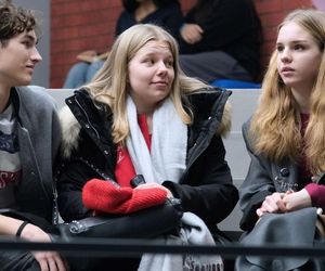 M jak miłość odc. 1855. Grzesiek (Borys Wiciński), Sara (Nadia Smyczek), Lenka (Olga Cybińska)