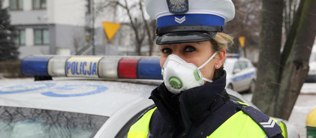 Krakowscy policjanci już pracują w maskach antysmogowych! [ZDJĘCIA]