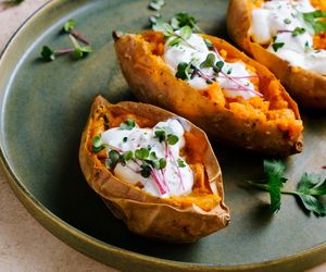 Rodzina nie będzie mogła przestać jeść. Te faszerowane bataty podbijają serca