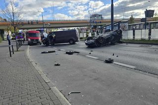 Samochód dachował, a potem uderzył w przystanek! Koszmarny wypadek w Bydgoszczy