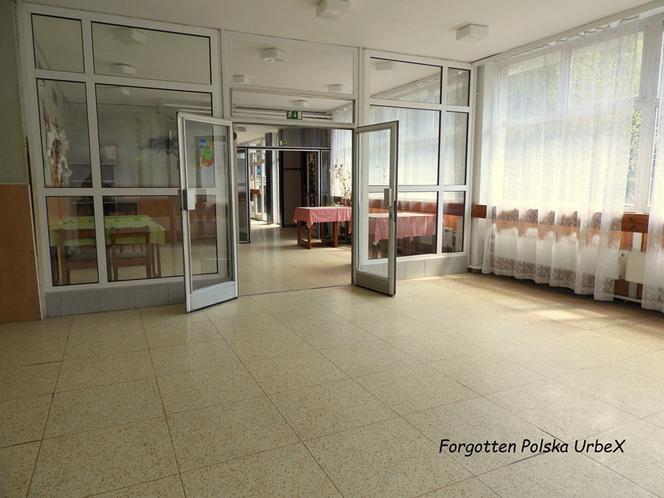 Lalka "śpiąca" w łóżku i urządzenia rehabilitacyjne. Co znajduje się w opuszczonym sanatorium przy polskiej granicy? [ZDJĘCIA]