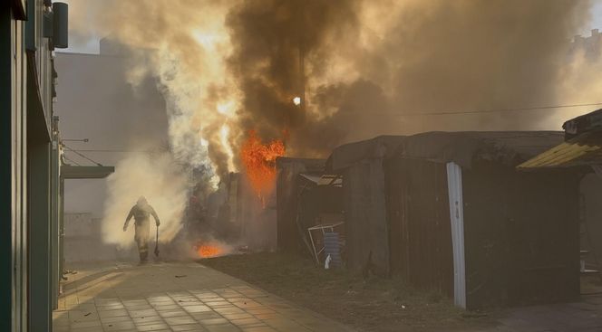 Pożar bazaru Różyckiego. Kłęby dymu nad historycznym targowiskiem