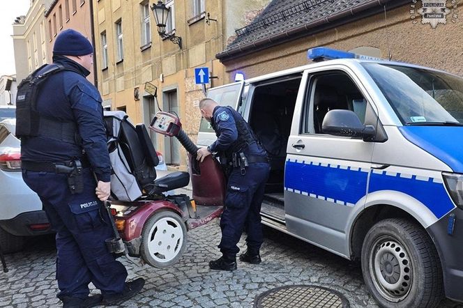 Policjanci pomogli seniorce