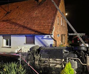 19-latek wypadł z drogi i uderzył w dom. Golf w strzępach, to cud że żyją!