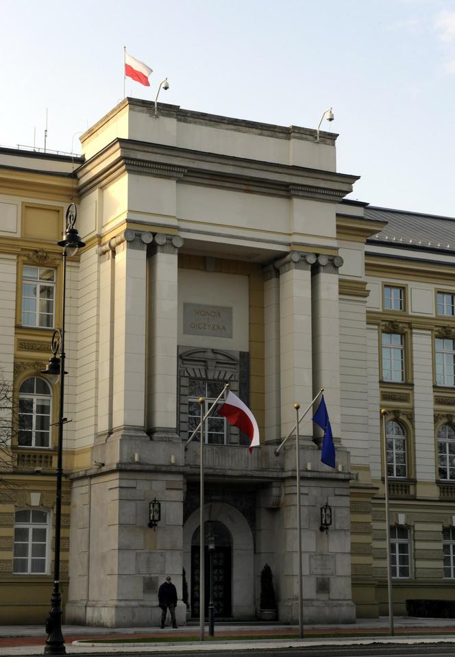 Wejście do budynku Kancelarii Prezesa Rady Ministrów