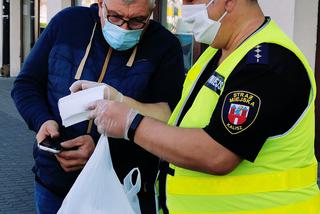 Kalisz. Straż miejska rozdaje maseczki i edukuje mieszkańców! [ZDJĘCIA] 