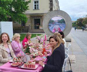 Zjedli posiłek przy wspólnym stole, który był najdłuższy na świecie. Połączył miasta oddalone od siebie o ponad 600 km