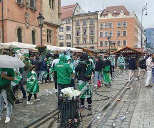 Gorąco przed finałem Ligii Konferencji we Wrocławiu. Tysiące kibiców na Rynku 