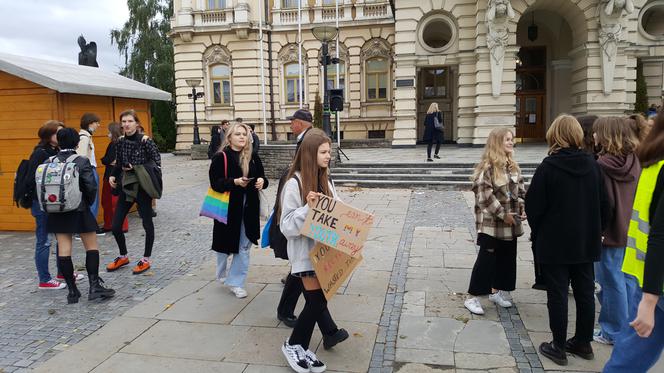 Walczą o przyszłość naszej planety. Nowy Sącz przyłączył się do Młodzieżowego Strajku Klimatycznego [FILM, ZDJĘCIA]