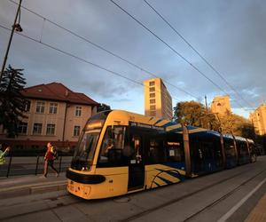 Toruń: Historyczny moment za nami. Pierwszy tramwaj pojechał na JAR. Zdjęcia z przejazdu technicznego