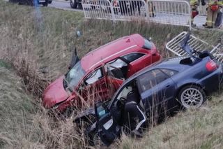 Wypadek w Wiskitkach! Kia i Audi w rowie, jedna osoba w szpitalu