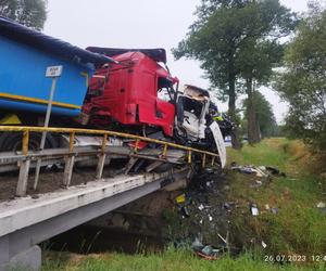 Czołowe zderzenie ciężarówek. 52-letni kierowca nie żyje. Z kabin została kupa złomu