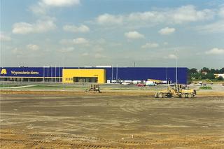 Namioty przed sklepem, szał na ręczniki, dzieci śpiące w kulkach. Tak wyglądało otwarcie Ikei w Krakowie w latach 90.