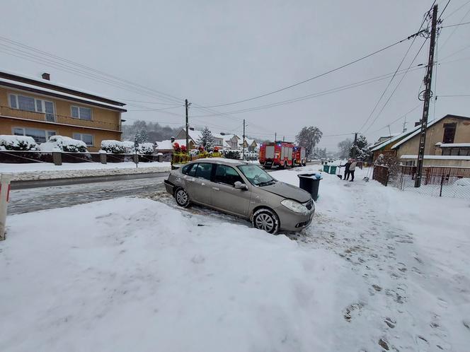 UWAGA! Wypadek w Wąchocku na DK42. Tir wjechał w osobowe Renault