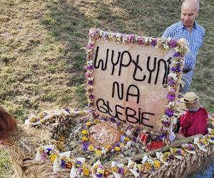 Rocznica koronacji Matki Bożej Kębelskiej w Wąwolnicy. Pojawiło się tysiące wiernych. Zobacz