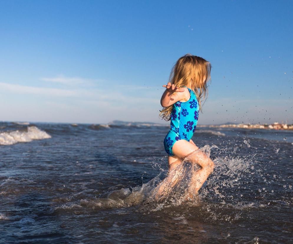 Skoro nasze dziecko nie ma ubrania na plaży, dlaczego my nie zdejmujemy kostiumów?