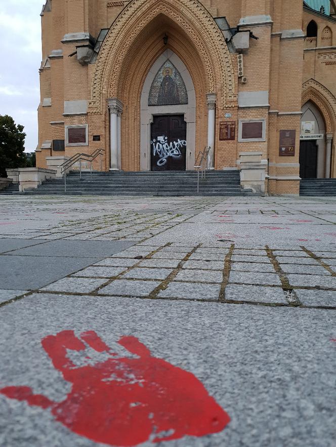 Łódź: Ktoś zniszczył drzwi łódzkiej katedry