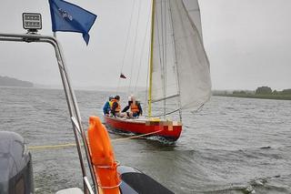 Akcja ratownicza na jeziorze Drwęckim. Łódź zaczęła napełniać się wodą [ZDJĘCIA]